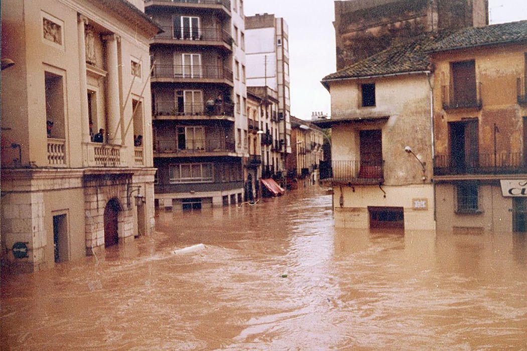 Una de las imágenes icónicas de la catástrofe de Tous del 20 de octubre de 1982.