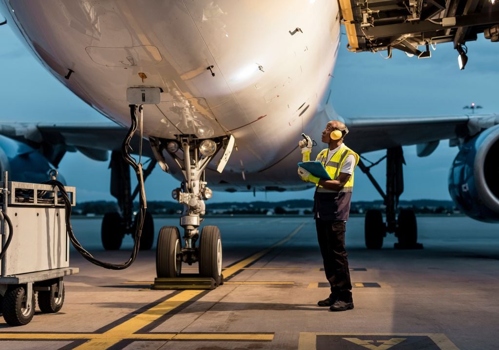 El encarecimiento del combustible y la necesidad de realizar rutas más largas, motivos principales de la subida de precio de los billetes de avión.