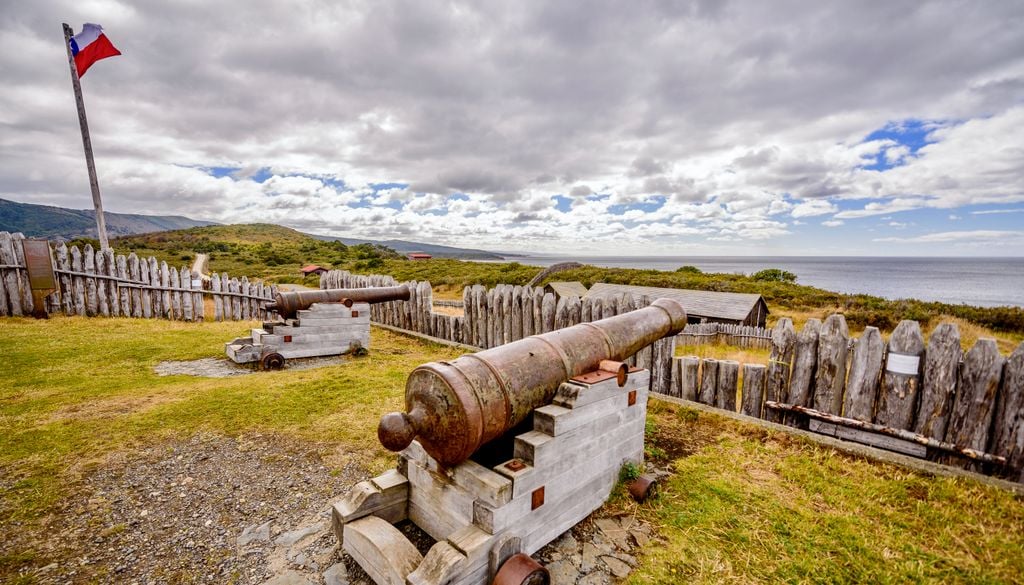 Fuerte Bulnes en Parque del Estrecho. El Fuerte Bulnes marca el sitio del primer asentamiento chileno en la Patagonia austral.