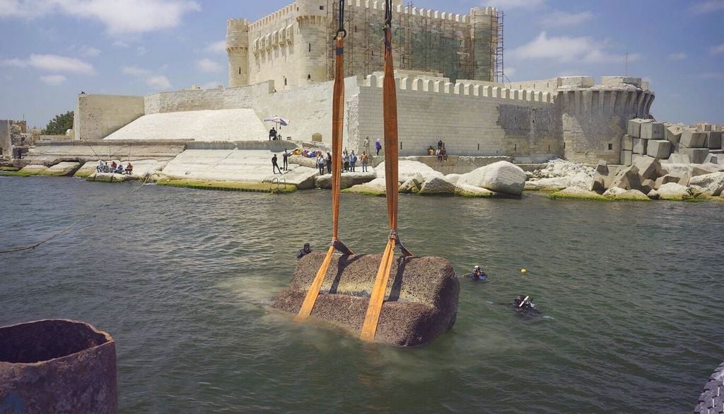 Recupero dei blocchi del Faro di Alessandria Gli archeologi recuperano dal Mediterraneo 22 blocchi del Faro di Alessandria, una delle Sette Meraviglie del Mondo Antico. I reperti, che arrivano a pesare fino a 80 tonnellate, permetteranno una ricostruzione digitale dopo oltre 1.600 anni trascorsi sott'acqua. Immagine: National Geographic, GEDEON Programmes.