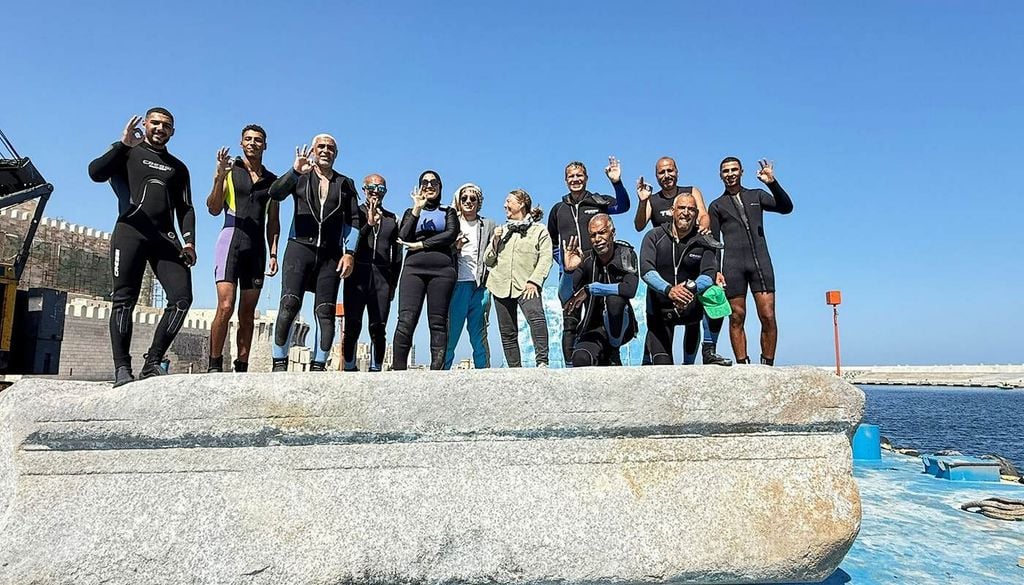 Archeologi al lavoro sul recupero del Faro di Alessandria Un team internazionale di archeologi lavora sul fondale del Mediterraneo per documentare i resti del Faro di Alessandria. Le operazioni combinano scavi subacquei e scansioni digitali per ricostruire l'antica struttura. Immagine: National Geographic, GEDEON Programmes.
