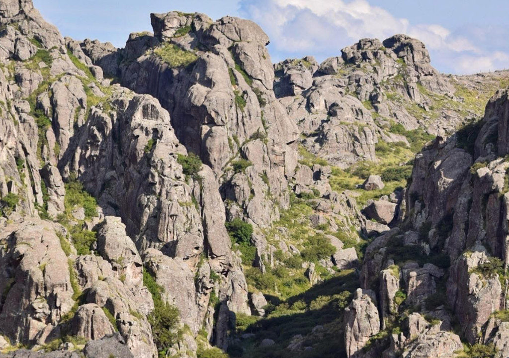 Los Gigantes es una formación de piedras que crean un impactante laberinto y donde se puede hacer un trekking de dos días y pasar la noche. Foto: X @BowTiedMara