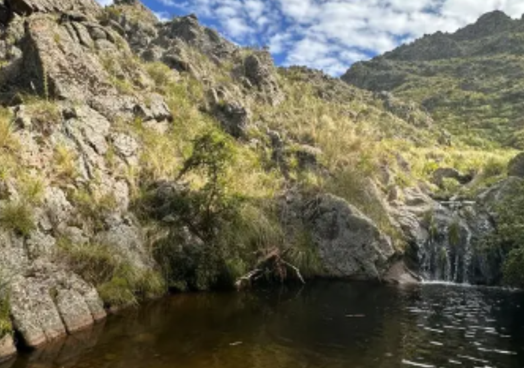Los Gigantes es una masa de granito que se formó hace entre 350 y 500 millones de años. Foto: X @losgiganteslarotonda