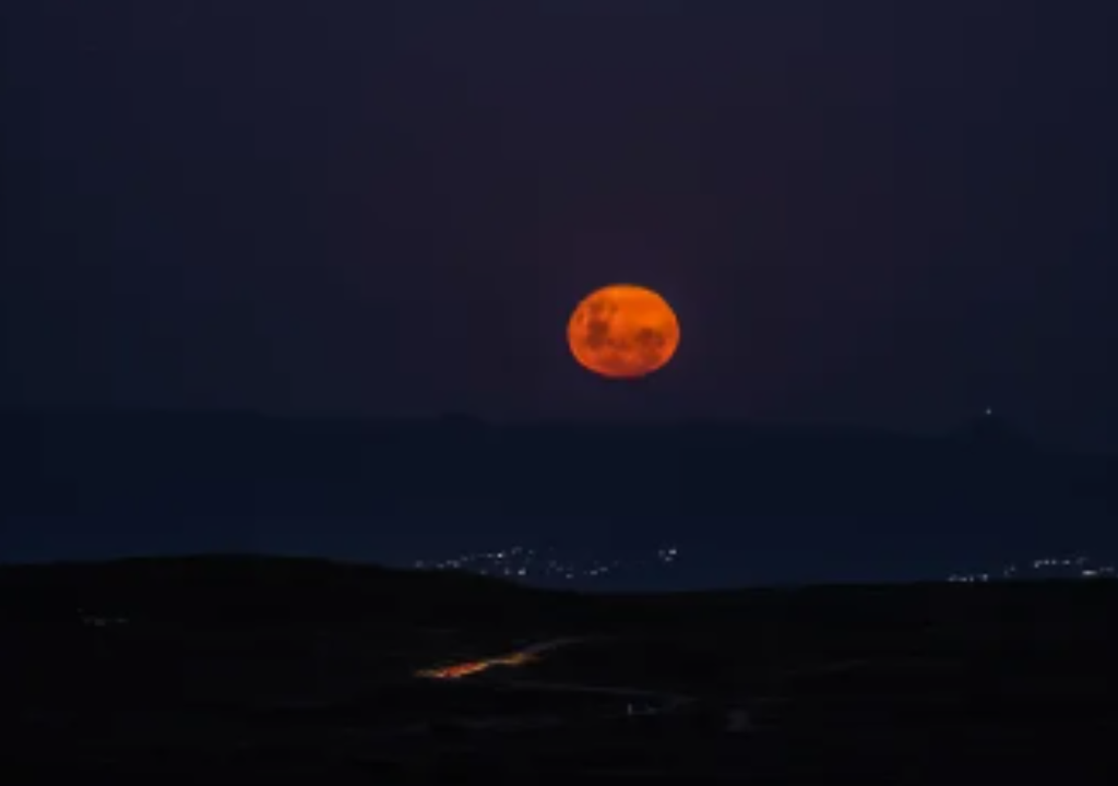 En medio de esta formación sobesale una casa de piedra, refugio perfecto para los aventureros que quieren pernoctar en el lugar. Foto: X @losgiganteslarotonda