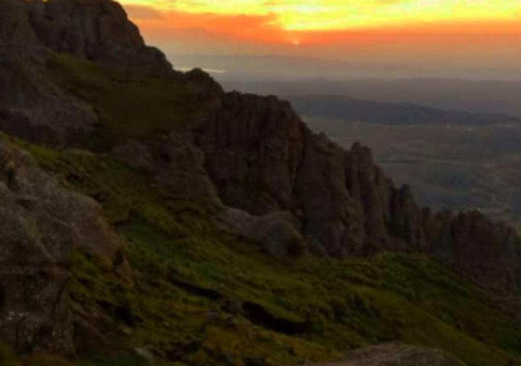 EL segundo día de excursión incluye una excursión por Los Cajones, un cañadón estrecho con senderos encerrados por paredes de granito. Foto: X @losgiganteslarotonda