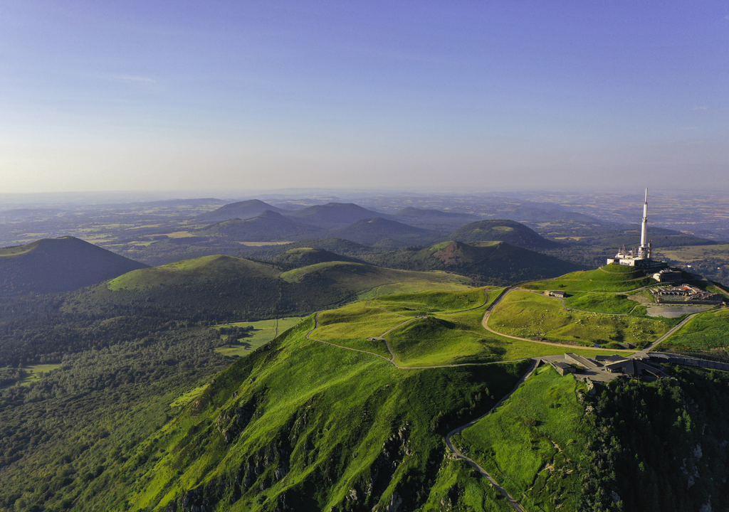 Auvernia Francia Auvernia, la región de Francia rodeada de volcanes, naturaleza y leyendas que te harán viajar a la Edad Media.