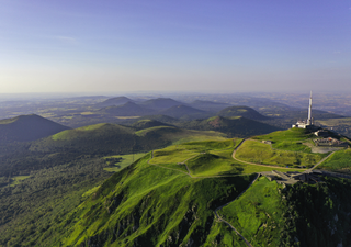 El increíble rincón de Francia con pueblos medievales, 80 volcanes y un lago donde, dicen, vive el diablo