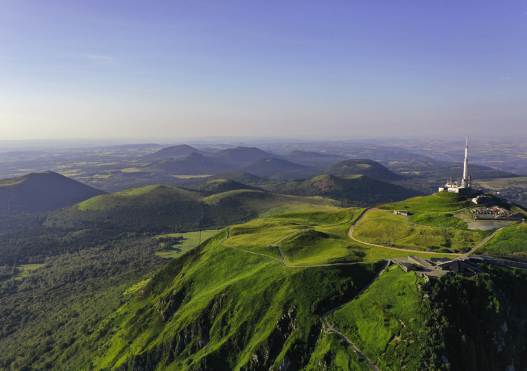 El incre&iacute;ble rinc&oacute;n de Francia con pueblos medievales, 80 volcanes y un lago donde, dicen, vive el diablo