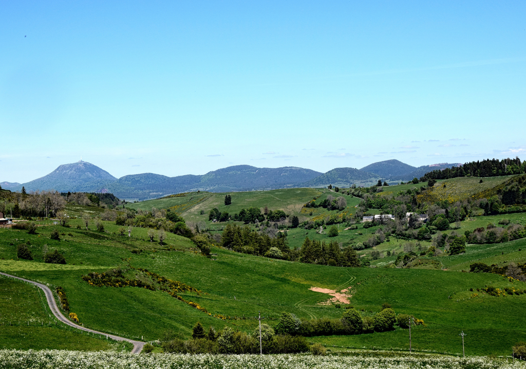 Auvernia Ubicada en el corazón de Francia, Auvernia es una región con más de 80 volcanes, bosques, praderas y hasta un lago donde -dicen- vive el diablo.