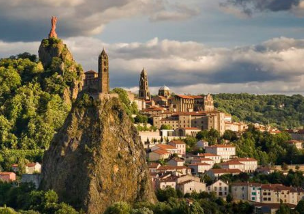 Auvernia El Clermont-Ferrand, la mayoría de los edificios históricos han sido construidos con piedra volcánica oscura. Foto: X @FranceArgentine