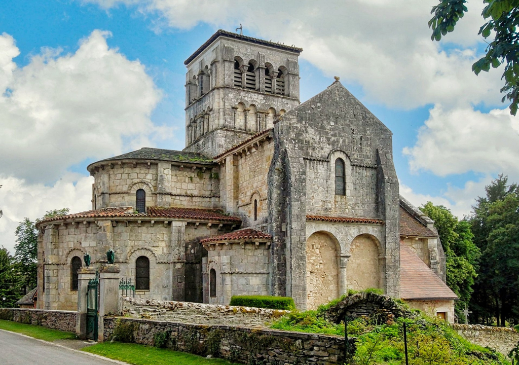 Auvernia Auvernia es un rincón de Francia donde el tiempo parece haber quedado detenido en la Edad Media. Foto: X @RomanticoEspana