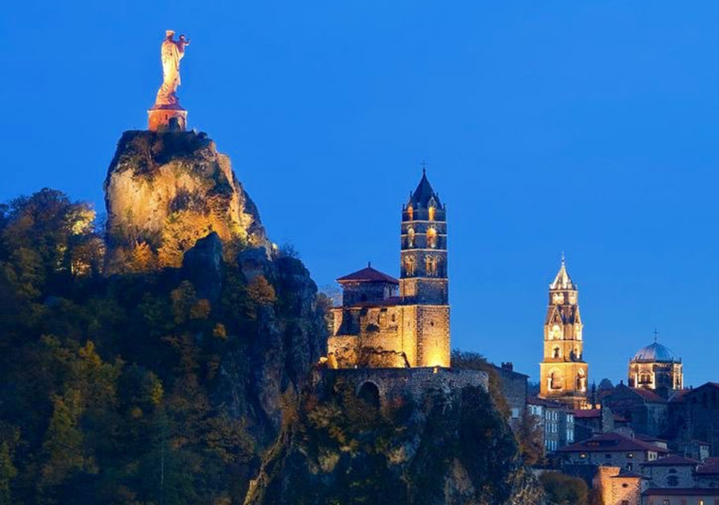 Auvernia Le-Puy-en-Velay es elegida por los peregrinos. Allí se encientra la iglesia de Saint-Michel d'Aiguilhe y la monumental estatua de la Virgen de la Roca Corneille. Foto: @miriammilenaria