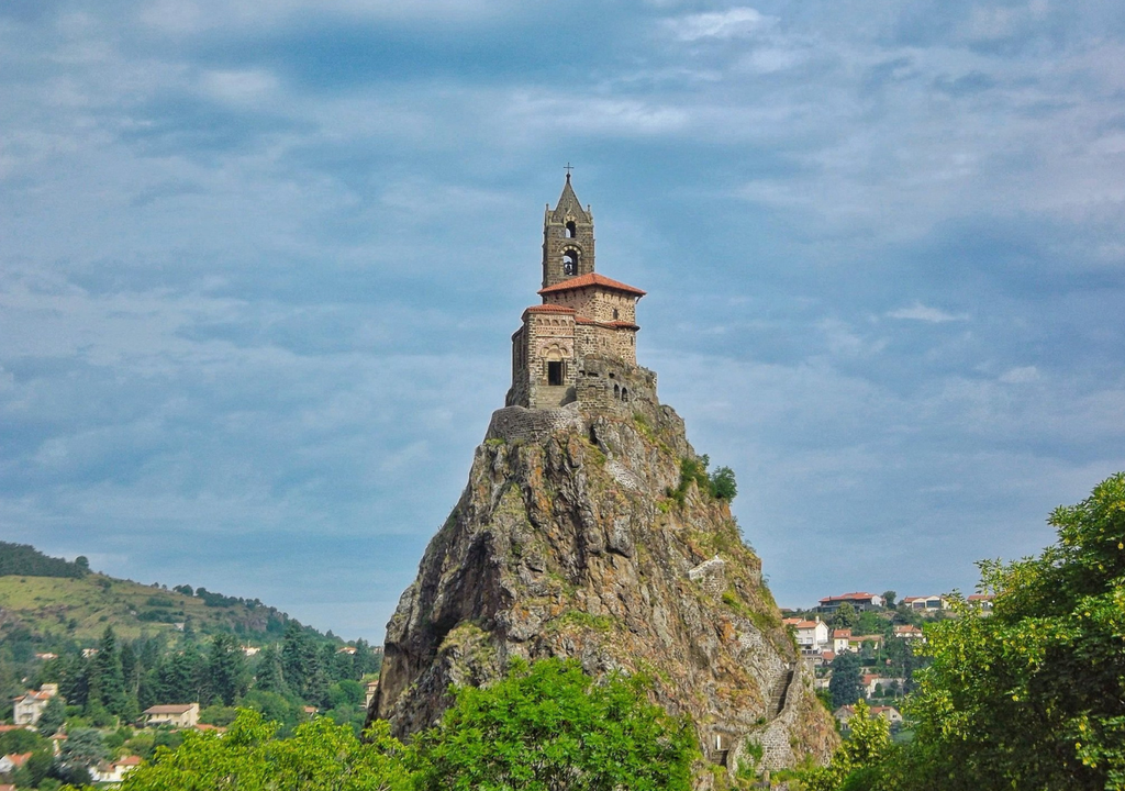Auvernia El castillo de Polignac fue levantada en el siglo X y se encuentra en una elevación rocosa. Foto: X @RomanticoEspana