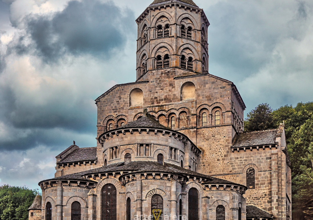 Auvernia Los castillos y rincones de Auvernia son elegidos por quienes disfrutan de largas caminatas por calles empedradas y paisajes naturales. Foto: @ArteViajero