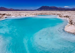 El incre&iacute;ble salar con lagunas turquesas y rodeado de volcanes: la joya oculta de Atacama que debes conocer