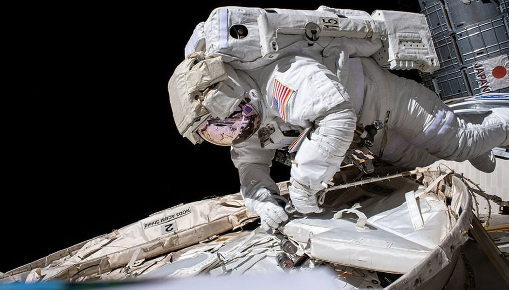 Trabajo crítico Tener un descanso adecuado en el espacio, puede significar la diferencia en el éxito o fracaso de la misión. Por eso los astronautas no deben trabajar más de 6,5 h al día, y dormir menos de 8,5 h por "noche".