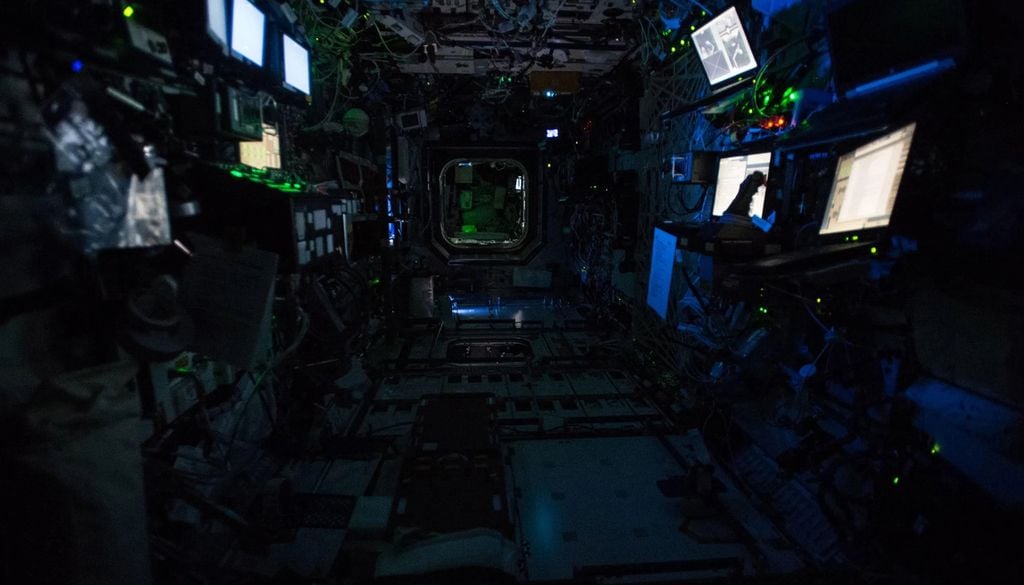 Laboratorio Destiny El laboratorio Destiny de la ISS durante la "noche": La estación espacial experimenta 16 amaneceres y atardeceres todos los días que pueden alterar el ritmo circadiano de la tripulación e interrumpir los patrones de sueño.