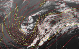 El Invest 99L sigue organizándose pero en ambiente hostil