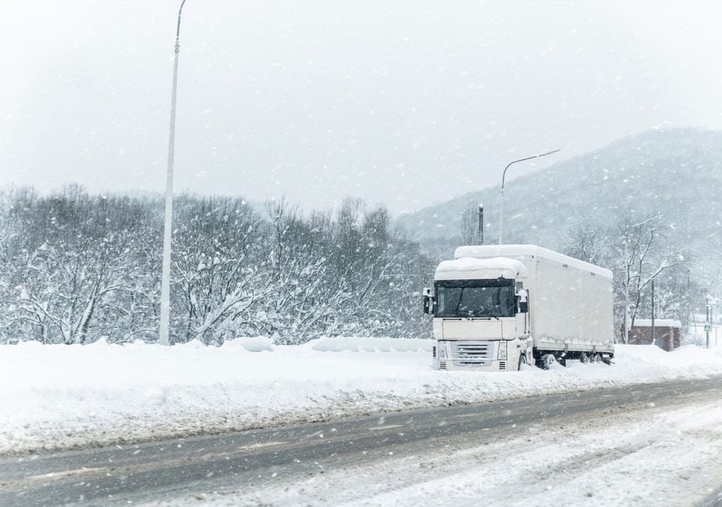 nieve2 El cierre preventivo de los pasos fronterizos dejó a cientos de camiones detenidos durante varios días, afectando el transporte internacional de mercaderías entre Argentina y Chile.