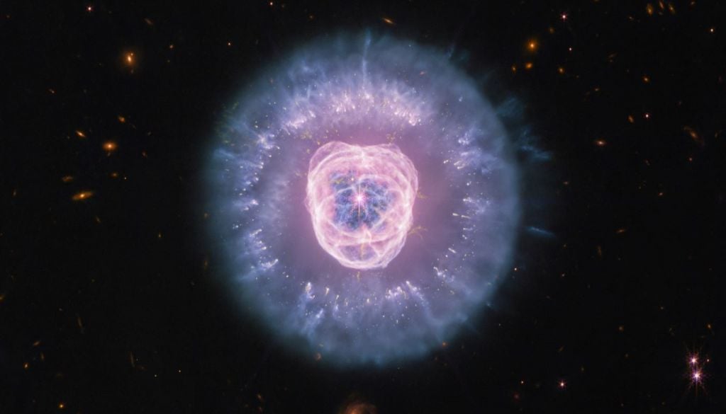 Webb revela cómo una enana blanca esculpe la Nebulosa del León, donde gas ionizado y polvo forman estructuras que desaparecerán en unos 10,000 años. Créditos: NASA, ESA, CSA, STScI; procesamiento: Alyssa Pagan (STScI).
