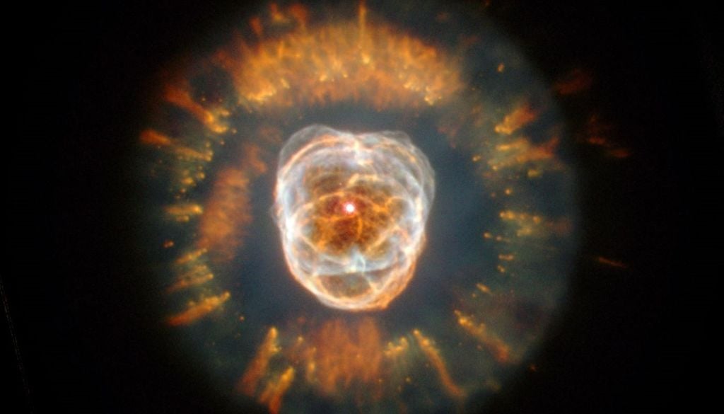 Hubble muestra NGC 2392, una nebulosa planetaria formada por una estrella similar al Sol, con burbujas, filamentos y estructuras cometarias. Créditos: NASA; Andrew Fruchter y ERO Team.