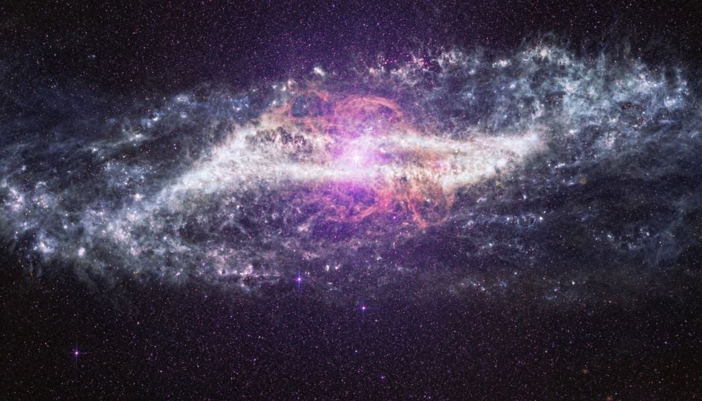 La imagen en infrarrojo medio de Centaurus A, captada por el JWST, revela estructuras y actividad dentro de la galaxia. Crédito: NASA.