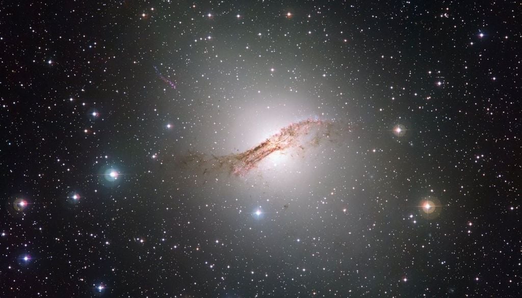 La galaxia Centaurus A, vista con un telescopio en el rango óptico. Crédito: ESO.