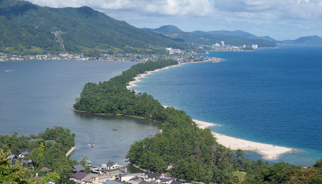 Amanohashidate forma una estrecha franja de arena y pinos que, según una antigua leyenda, conectaba la Tierra con el cielo. Amanohashidate forma una estrecha franja de arena y pinos que, según una antigua leyenda, conectaba la Tierra con el cielo.