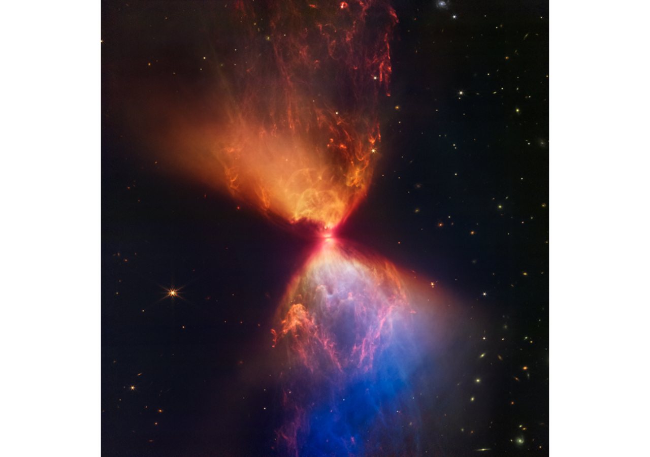 La protoestrella dentro de la nube oscura L1527 con la cámara de infrarrojo cercano (NIRCam) del Telescopio Espacial James Webb. Crédito: NASA.