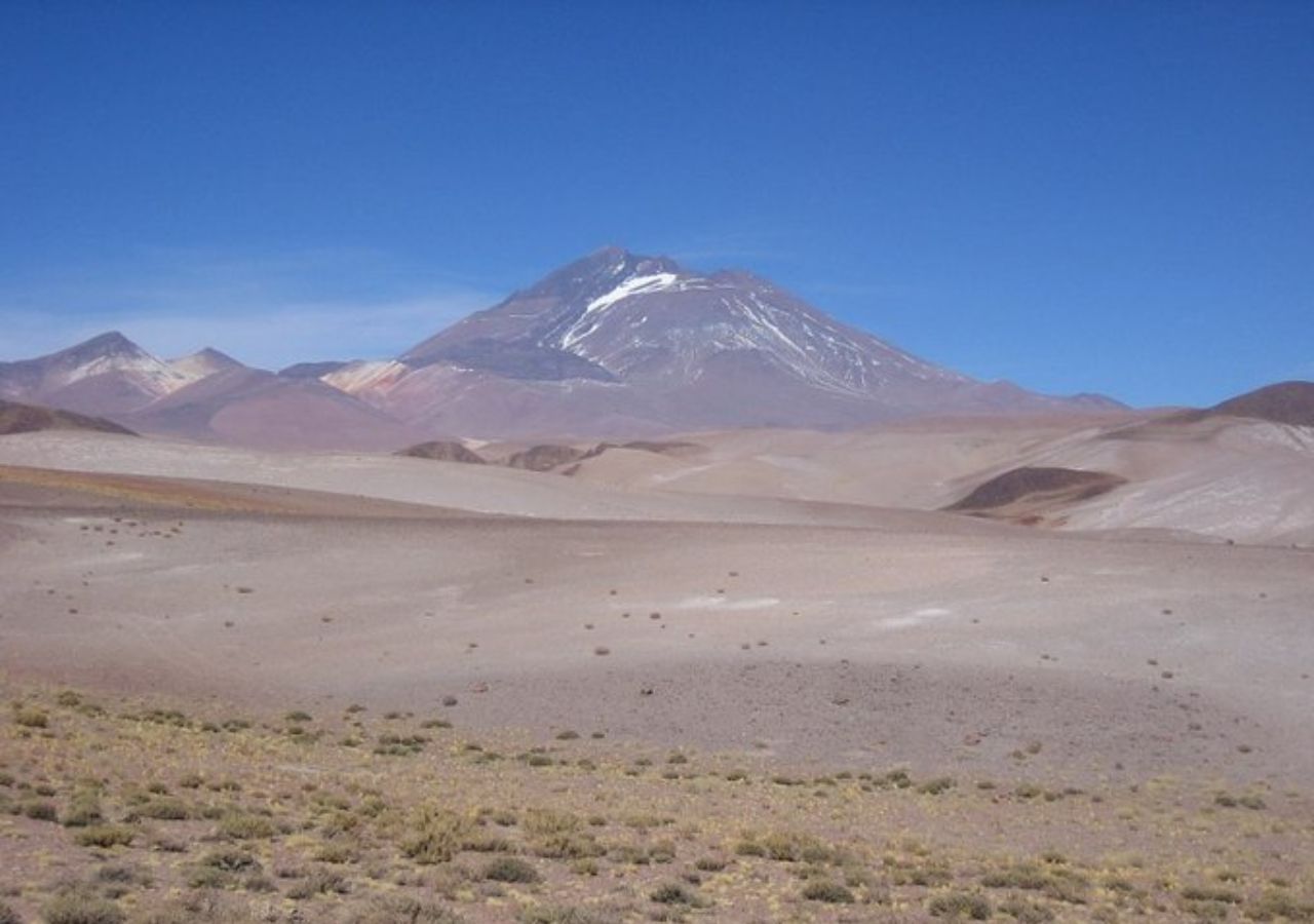 Vulcano sudamericano che sfida la scienza e sembra metallo