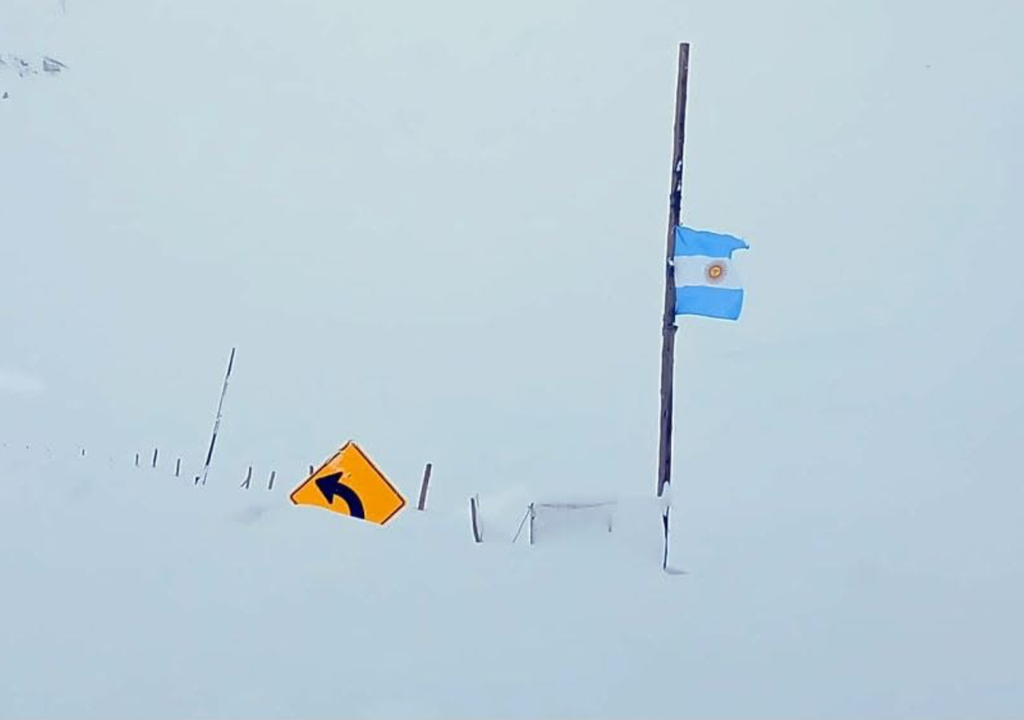 En algunos sectores de la Alta Montaña de Mendoza hay 4 metros de nieve acumulada en medio del temporal. Foto: Gentileza Gendarmería Nacional