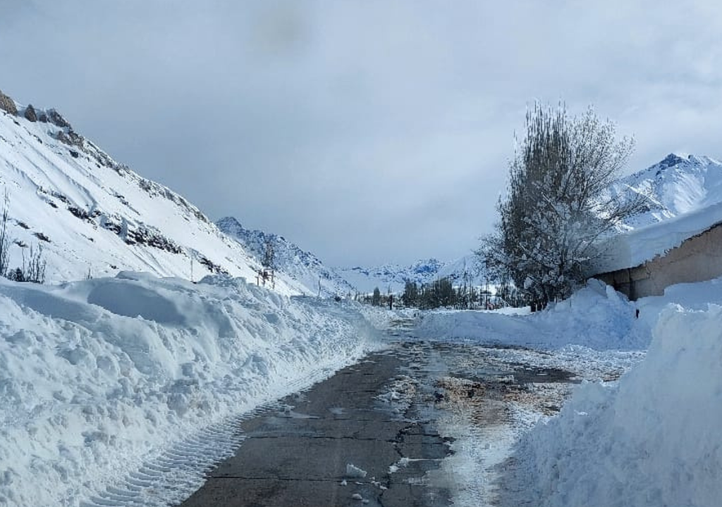 Recién en noviembre comienza a llegar a los cauces y embalses el agua del deshielo de la nieve. Foto: Gentileza Gendarmería Nacional