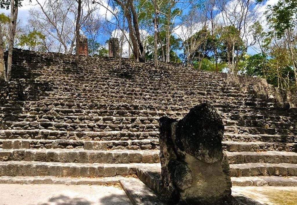 Calakmul presenta un patrón de asentamiento que se adaptó a la geografía de su entorno.