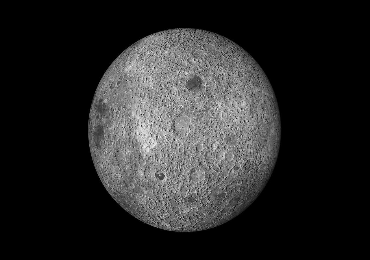 El lado oculto de la Luna muestra un paisaje rugoso y antiguo, con cráteres que revelan su historia geológica más profunda.