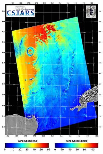 ESADetalle del ojo del huracán Rita. Foto de la ESA.Mientras el huracán Rita entraba en el golfo de México, el radar del satélite de Envisat de la ESA podía perforar a través de las nubes que se remolinaban alrededor del ojo del huracán y mostraba cómo la tormenta batía la superficie del mar. La imagen superior se ha utilizado para derivar las velocidades del campo del viento del Rita. Envisat adquirió esta imagen con el ASAR (Advanced Synthetic Aperture Radar) a las 0344 UTC del 22 de septiembre de 2005, cuando el huracán Rita pasaba al oeste de la Florida y de Cuba. La imagen fue adquirida con la resolución de 150 metros.El espectrómetro óptico del Envisat (MERIS) también se está utilizando para observar la tormenta durante el día, volviendo los detalles de su estructura y presión de la nube. Las ondas notablemente grandes se ven alrededor del ojo del huracán Rita en la imagen del radar. ASAR mide la señal dispersa, que es una medida de la aspereza de la superficie del océano. Esta aspereza está influenciada fuertemente por el campo local del viento y así poder utilizar el radar para medir el viento. El Center for Southeastern Tropical Advanced Remote Sensing de la Universidad de Miami utilizó esta imagen del ASAR para calcular la velocidad de los campos superficiales del viento del Rita, mostrando velocidades del viento máximas superiores a 200 kilómetros por hora.Viento en superficie derivado por el sensor ASAR, según escala de colores, tomado el 22 de septiembre de 2005. Imagen y crédito para el Center for Southeastern Tropical Advanced Remote Sensing (CTSARS), Universidad de Miami."La información más detallada sobre la dinámica del huracán y sus características son obtenidas desde vuelos dedicados por aviones especiales que penetran en el huracán," explica Hans Graber de CSTARS. "Sin embargo, estas misiones de vuelo no pueden realizarse siempre. La detección basada en satélites proporciona un acercamiento alternativo crítico”."Es fundamental estos datos para que los predictores del tiempo obtener información fiable de la dimensión de la pared del ojo y de los radios, de los vientos de la tormenta y de la fuerza del huracán para proporcionar pronósticos y avisos adecuados”. Las observaciones basadas en los satélites facilitan una comprensión mejor de la evolución y de la intensificación del huracán.Las imágenes del radar penetran a través de las nubes y pueden detectar fácilmente los ingredientes precursores a la intensificación adicional.Rita tuvo una categoría máxima de cinco en la escala de huracanes de Saffir-Simpson cuando la imagen de ASAR fue adquirida. A medida que continuaba su viaje al oeste a través del golfo de México se debilitó y pasó a una categoría cuatro, aún peligrosa.El ERS-2 realiza también observaciones del Rita determinando los campos subyacentes del viento del huracán usando su radar. Los datos de viento han sido procesados por el Instituto Meteorológico de Países Bajos (KNMI). También son asimilados rutinariamente por el Centro Europeo para el Pronóstico de tiempo de Medio Plazo (ECMWF) en sus modelos numéricos avanzados usados para las predicciones meteorológicas. Otros instrumentos adicionales de Envisat se pueden utilizar para tomar la temperatura de las aguas cálidas del océano que accionan las tormentas durante la estación atlántica anual de huracanes.Más en:http://www.esa.int/esaEO/SEM4628X9DE_environment_1.html