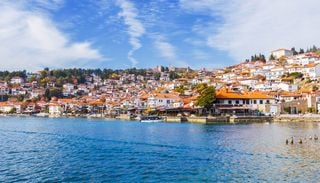 El lago m&aacute;s antiguo de Europa, rodeado por una ciudad medieval, es el destino perfecto para este verano
