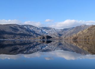 El lago más profundo de España está en Castilla y León: un rincón natural rodeado de misterio