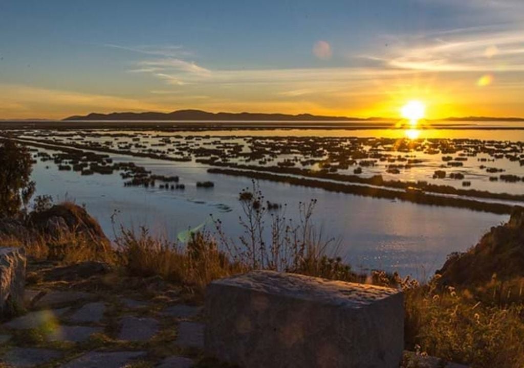 Vista del Lago Titicaca desde la ciudad de Puno.