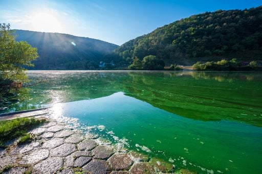 El lago que se cura con el mismo sol que lo enferma: nanotecnolog&iacute;a argentina contra las toxinas del agua