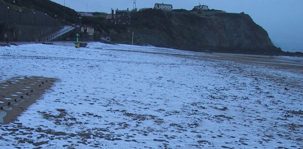 El Léxico De La Nieve Según El Imaginario Popular Vasco. Figura 7. Nieve en la playa de Arrietara (Sopelana, Bizkaia). Figura 7. Nieve en la playa de Arrietara (Sopelana, Bizkaia).
