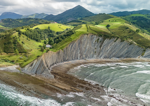 El libro de historia de la Tierra se lee en una playa de Euskadi: qué narran los estratos del Flysch de Zumaia