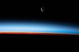 El limbo de la Tierra con una luna creciente