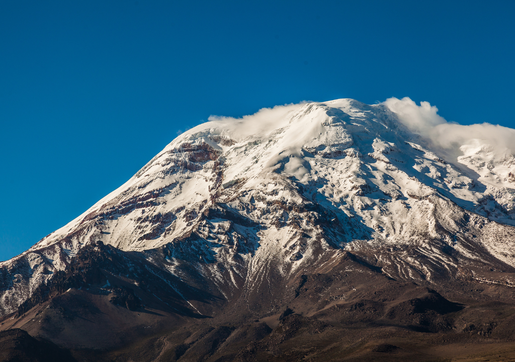 El Chimborazo, en Ecuador, parece menos imponente que el Everest, pero su ubicación cerca del ecuador lo convierte en el punto de la Tierra más cercano al Sol, gracias a la forma achatada del planeta.
