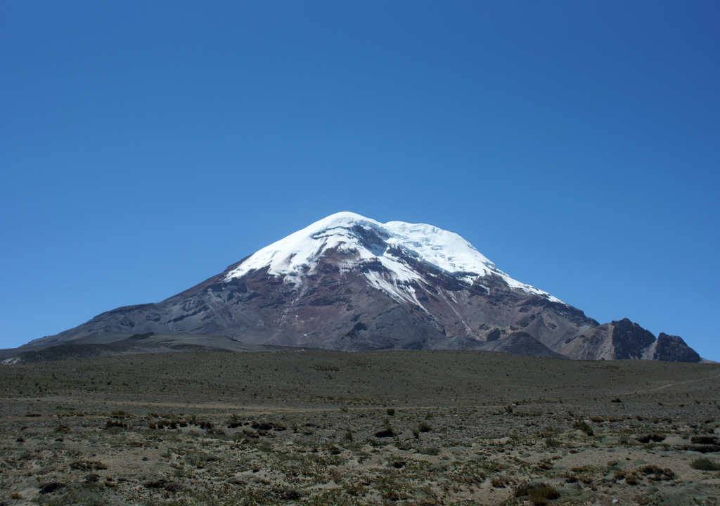 El volcán Chimborazo, en Ecuador, es el punto de la superficie terrestre más cercano al Sol, ya que su ubicación en el ecuador lo sitúa más lejos del centro de la Tierra que el Everest.