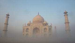 El mágico Taj Mahal con la niebla