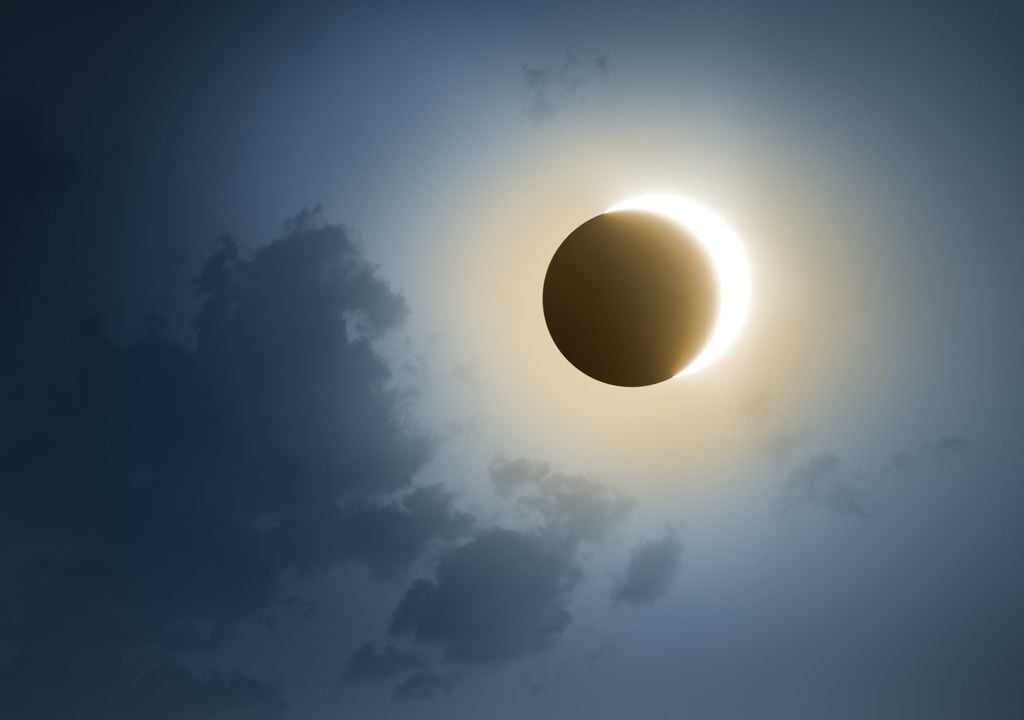 eclissi totale di sole in spagna del 2026 Tutto lascia presagire condizioni meteorologiche ottimali durante l'eclissi solare totale, visibile dalla penisola iberica al tramonto di mercoledì 12 agosto.