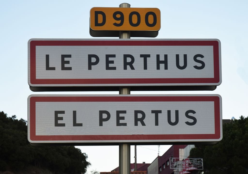 El Pertús / Le Perthus: un pueblo mismo pueblo y una calle que lo divide en dos países.