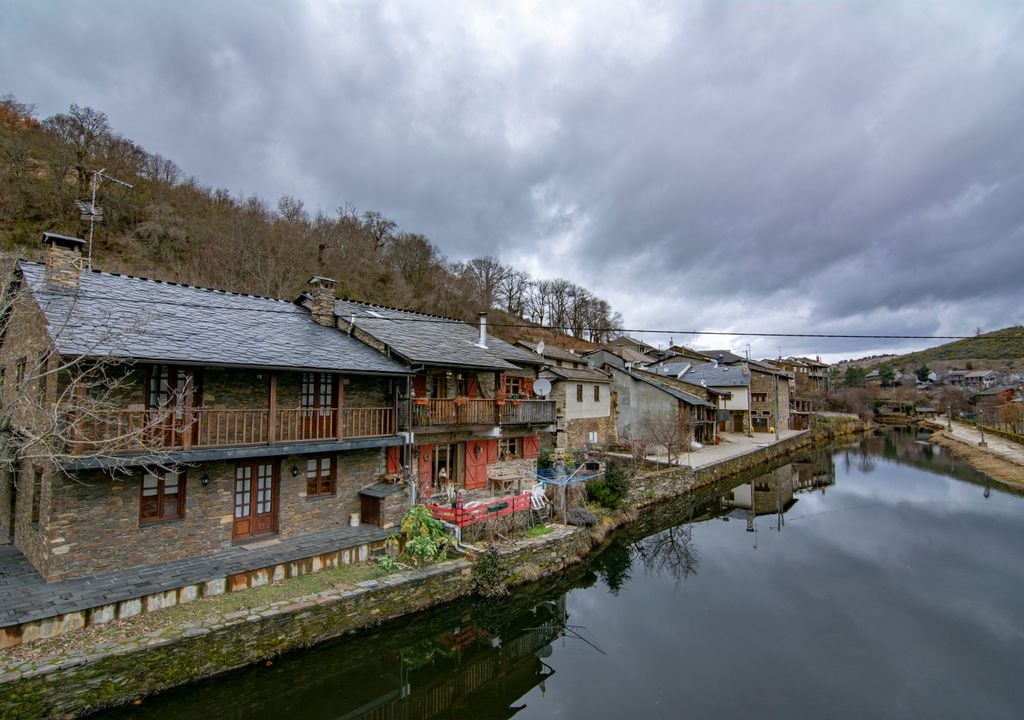 Rihonor de Castilla (España) comparte núcleo poblacional con Rio de Onor (Portugal).