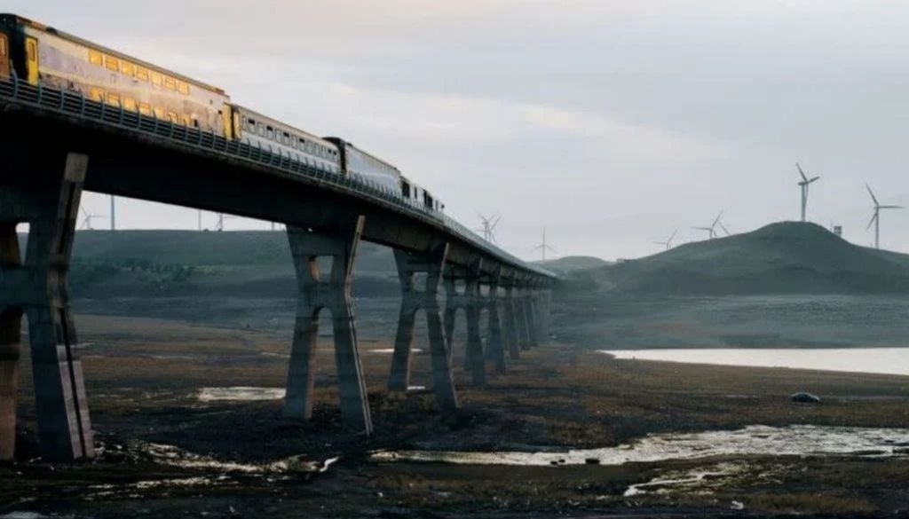 Un puente ferroviario sobre un Mar Caspio con cada vez menos agua.