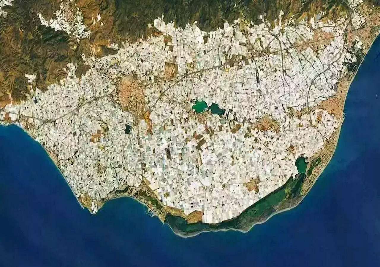 Así se ve el llamado "mar de plásticos", los invernaderos de Almería, desde el espacio. Imagen: NASA.